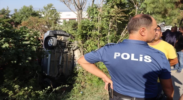 Denizli’de yolun altındaki evin çatısına devrilen otomobilin sürücüsü yaralandı