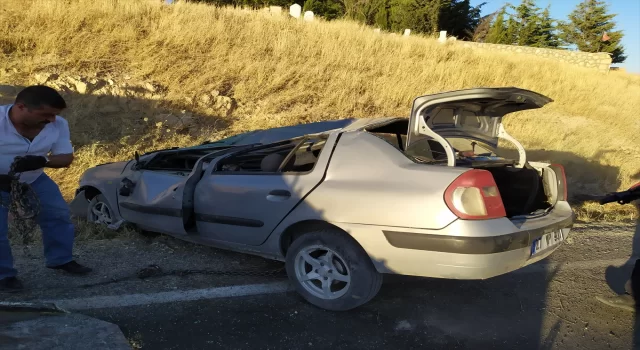 Adıyaman’da şarampole devrilen otomobildeki 3 kişi yaralandı