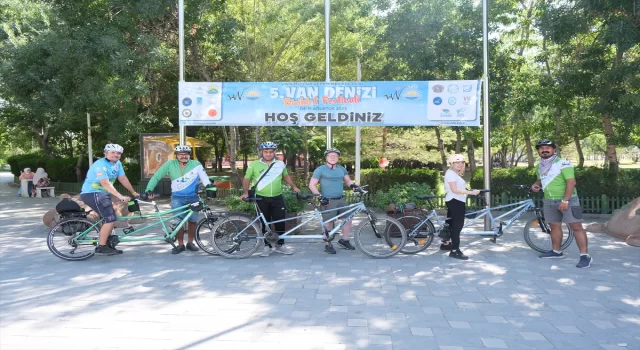 Görme engelli bisiklet tutkunları Van’daki festivale renk kattı