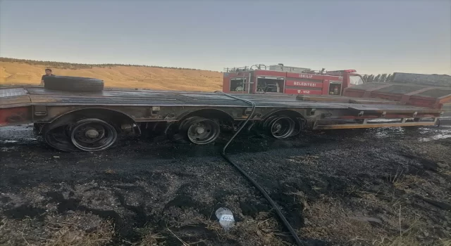 Çorum’da iş makinesi taşıyan tırda çıkan yangın maddi hasara yol açtı