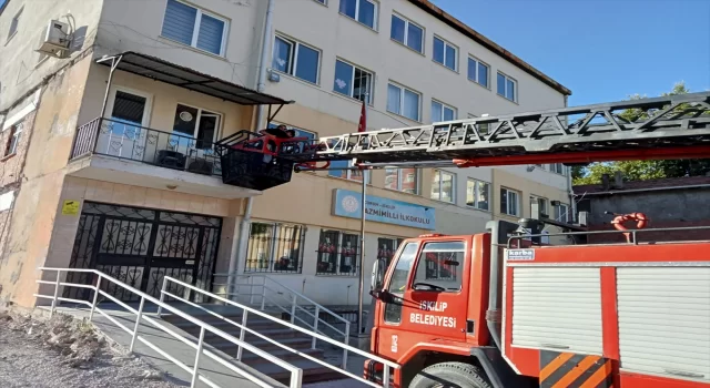 Çorum’da okulun balkonunda mahsur kalan çocuğu itfaiye kurtardı