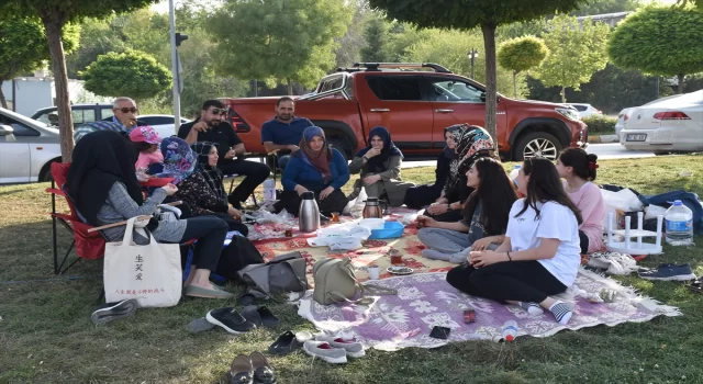 Sıcaktan bunalan vatandaşlar Van Gölü’nde serinliyor