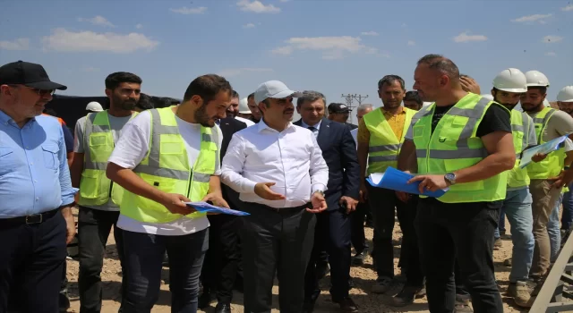 Bakan Kacır, Malatya’da depremzede esnaf için yapılan sanayi sitesini gezdi: