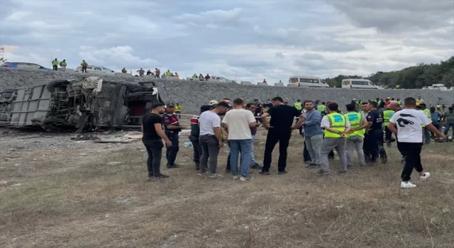 GÜNCELLEME  Kemerburgaz’da servis otobüsü kaza yaptı  