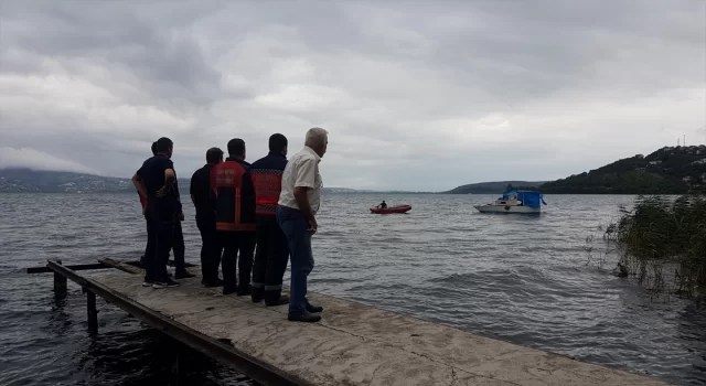 Sapanca Gölü’nde rüzgarda sürüklenen teknedeki 3 kişi kurtarıldı