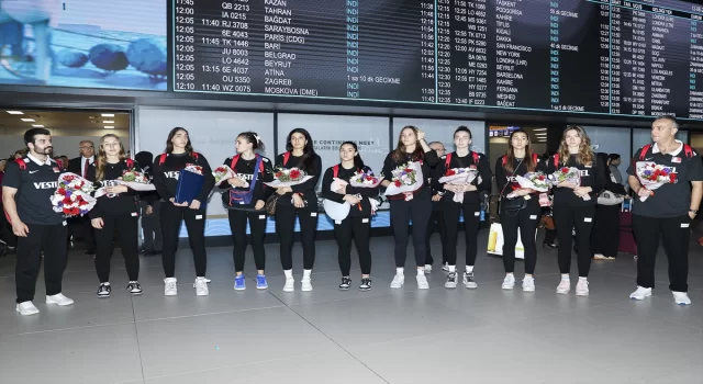 Dünya ikincisi 19 Yaş Altı Kız Voleybol Milli Takımı, yurda döndü