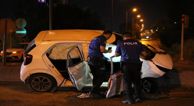 İzmir’de refüje çarptıktan sonra alev alan otomobildeki 2 kişi ağır yaralandı