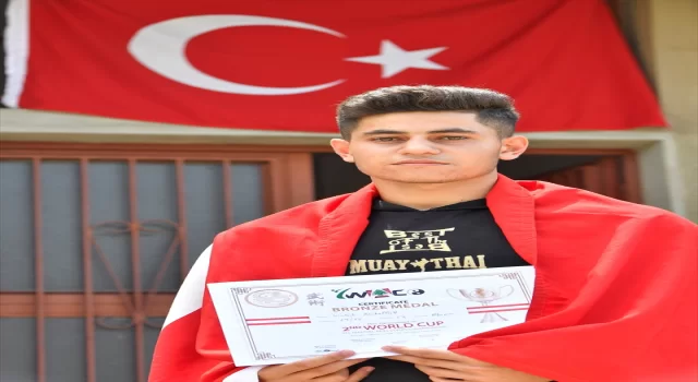 MULTİMEDYALI  Lübnanlı Türkmen sporcu Beyrut’ta kazandığı muaythai turnuvasını Türk bayrağı açarak kutladı