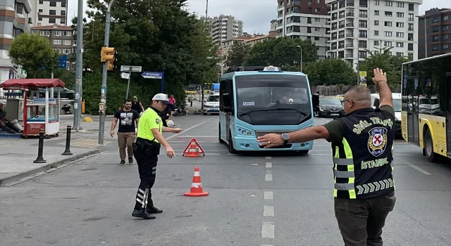 Kadıköy’de trafik kurallarını ihlal eden 5 minibüs sürücüsüne para cezası