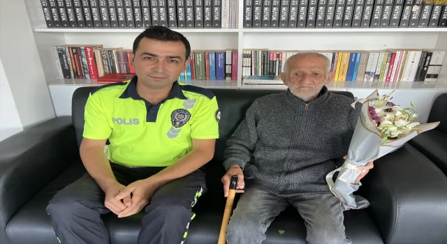 Sinop’ta polisin kayalıktan sırtında taşıyarak kurtardığı yaşlıya huzurevinde ziyaret