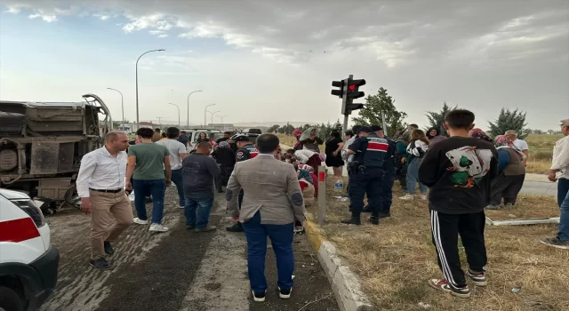 Afyonkarahisar’da minibüs ile kamyon çarpıştı, 25 kişi yaralandı