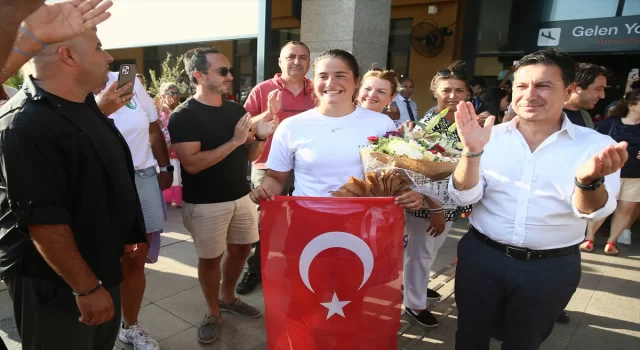 Kuzey Kanalı’nı yüzerek geçen en genç Türk sporcu olan Aysu Türkoğlu, Bodrum’a döndü