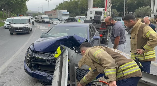 Esenler’de bariyerlere saplanan otomobilin sürücüsü diş hekimi hafif yaralandı