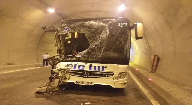 Zonguldak’ta yolcu otobüsü ile kamyonetin tünelde çarpıştığı kazada 3 kişi yaralandı