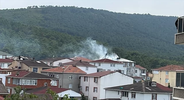 Sultanbeyli’de binanın çatısında çıkan yangın söndürüldü