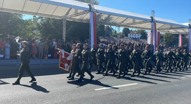 Polonya’da 2 binden fazla askerle geçit töreni düzenlendi