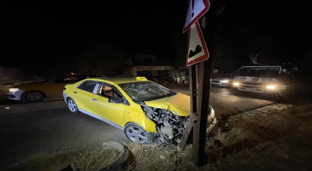 Elazığ’da ticari taksi önce yayaya ardından direğe çarptı 2 kişi yaralandı