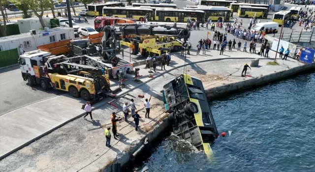 Eminönü’nde denize düşen İETT otobüsü çıkarıldı