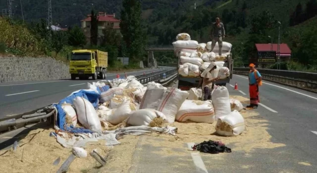 Trabzon’da devrilen saman yüklü kamyonun sürücüsü yaralandı