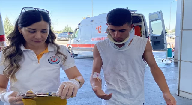 Aksaray’da refüje çarpan otomobildeki 5 kişi yaralandı