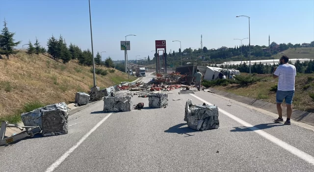 Yalova’da devrilen hurda yüklü tırda sıkışan sürücüyü vatandaşlar kurtardı