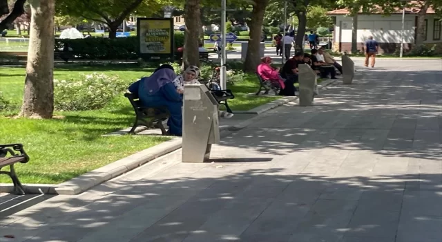 Konya’da aşırı sıcaktan bunalanlar park ve bahçelerde serinledi 