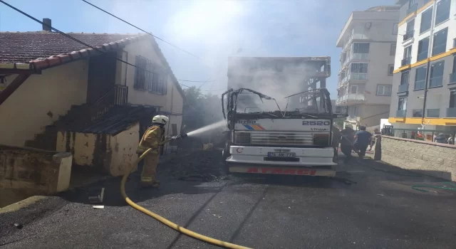 Pendik’te alev alan nakliye kamyonu kullanılamaz hale geldi