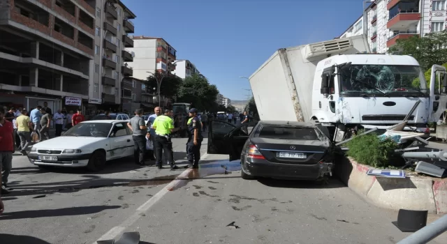 Yozgat’ta freni patlayan kamyon 8 araca çarptı, 3 kişi yaralandı