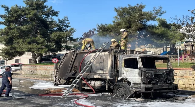 Üsküdar’da çöp kamyonu ile alevlerin sıçradığı hafif ticari araç yandı