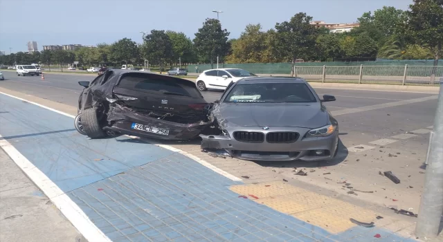 Pendik’te otomobilin park halindeki araca çarptığı kazada 2 kişi yaralandı