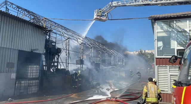 Kocaeli’de boya fabrikasında çıkan yangına müdahale ediliyor