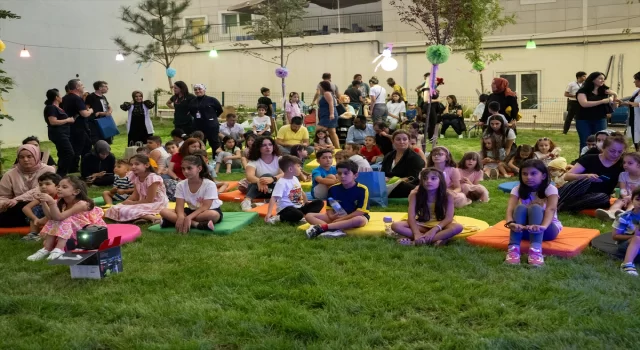 Etlik Şehir Hastanesi’nde tedavi gören minikler, açık hava sinema etkinliğinde bir araya geldi 