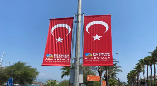 Fethiye’de, Türk bayrağında belediye logosu ve başkanın adının yer aldığı görsellerle ilişkin işlem başlatıldı