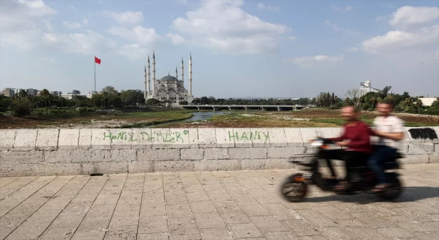 Adana’da tarihi köprüye sprey boyayla yazı yazılmasına vatandaşlardan tepki