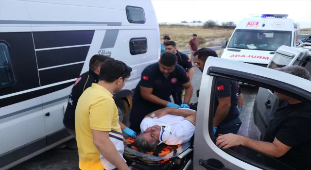 Denizli’de karavan ile hafif ticari araç çarpıştı, 9 kişi yaralandı