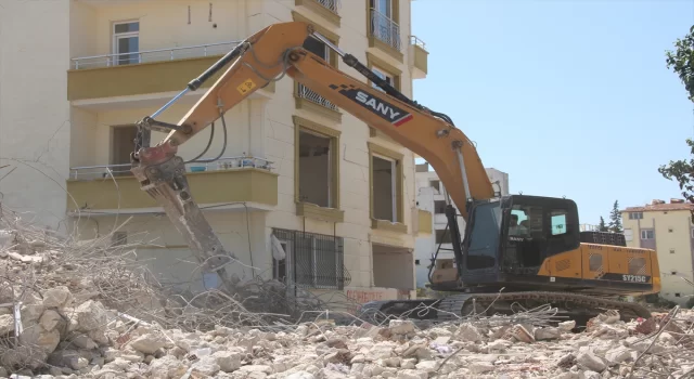 Depremlerden etkilenen Hatay’da ağır hasarlı binaların yıkımı sürüyor