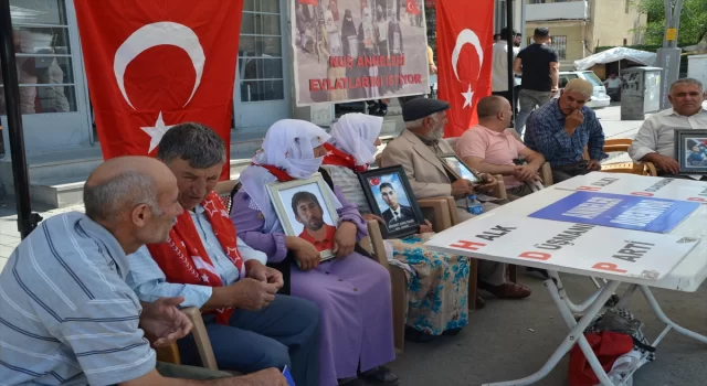 Muşlu aileler çocuklarına kavuşma ümidiyle HDP önündeki eylemlerini sürdürüyor