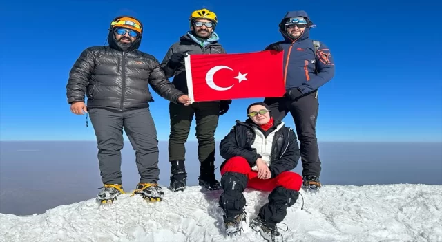 Ağrı Dağı’nın zirvesinde ”Türkiye Yüzyılı” flaması açıldı