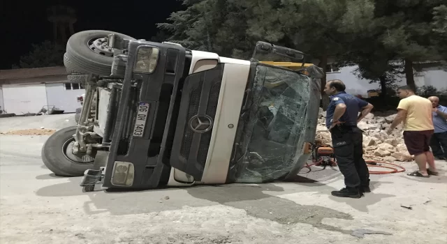 Bilecik’te devrilen kamyonda sıkışan sürücüsü kurtarıldı