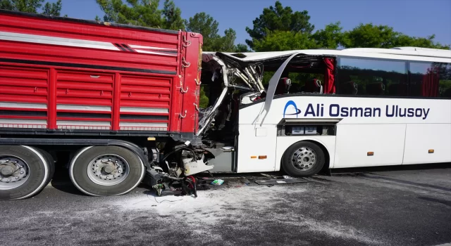 Adana’da yolcu otobüsü tırla çarpıştı, 2 kişi öldü, 12 kişi yaralandı