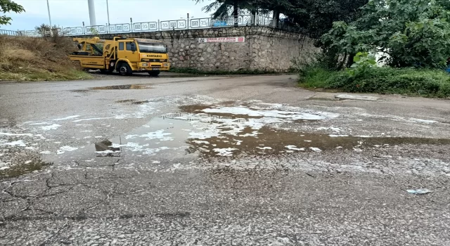 Kocaeli’de sağanak sonrası caddede köpük oluştu