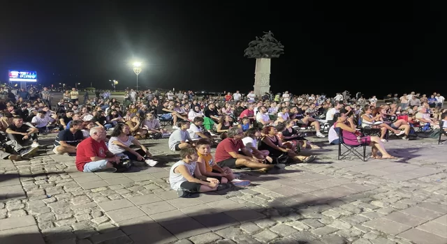 İzmir’de vatandaşlar TürkiyeSırbistan final maçını meydana kurulan ekranda izliyor