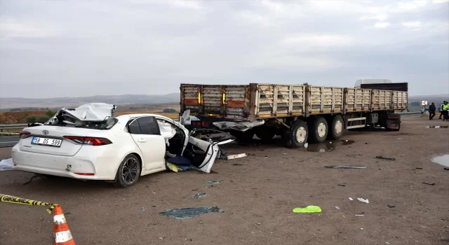 Kırıkkale’de tıra çarpan otomobilin sürücüsü öldü, eşi yaralandı