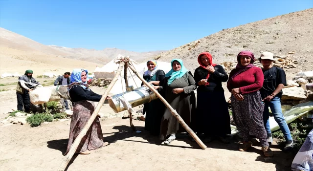 Van’da besiciler yayla yolunun açılışını halay çekerek kutladı