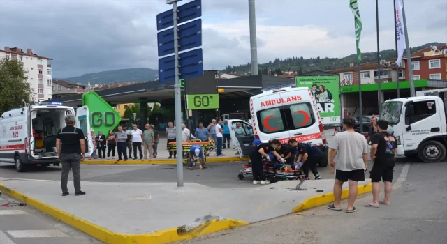 Kocaeli’de otomobille çarpışan ambulanstaki hasta ile sağlık görevlisi yaralandı