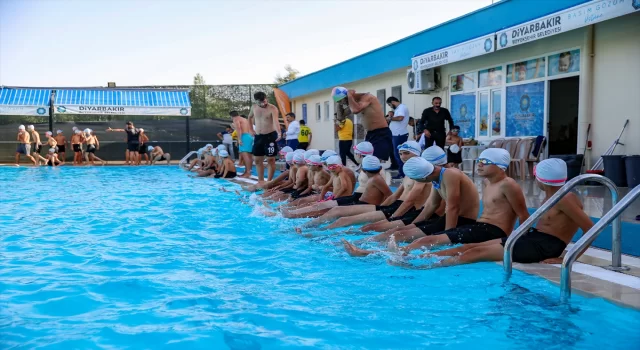 Diyarbakır’da süs havuzunda yüzen çocuklar yarı olimpik havuza götürüldü