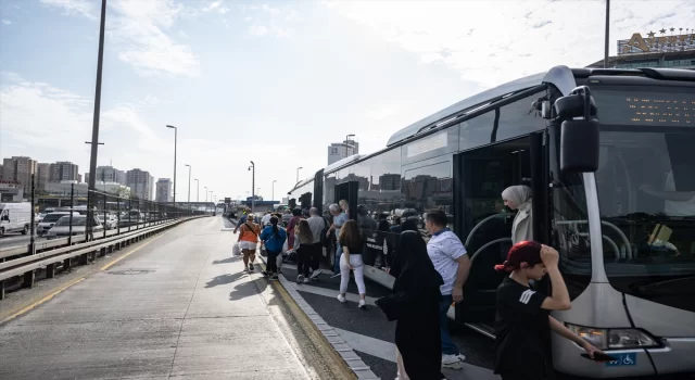 Zeytinburnu’nda arızalanan metrobüsün yolcuları durağa yürüdü 