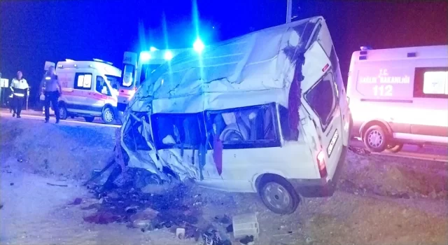 Niğde’de minibüsle otomobilin çarpıştığı kazada 8 kişi yaralandı