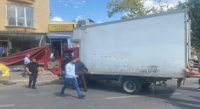 Ümraniye’de yoldan çıkan kamyonet pilavcı dükkanının camına çarptı