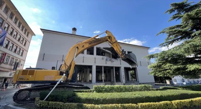 Çorum’da ”Tarihi Kent Meydanı Projesi”nde ikinci binanın yıkımına başlandı